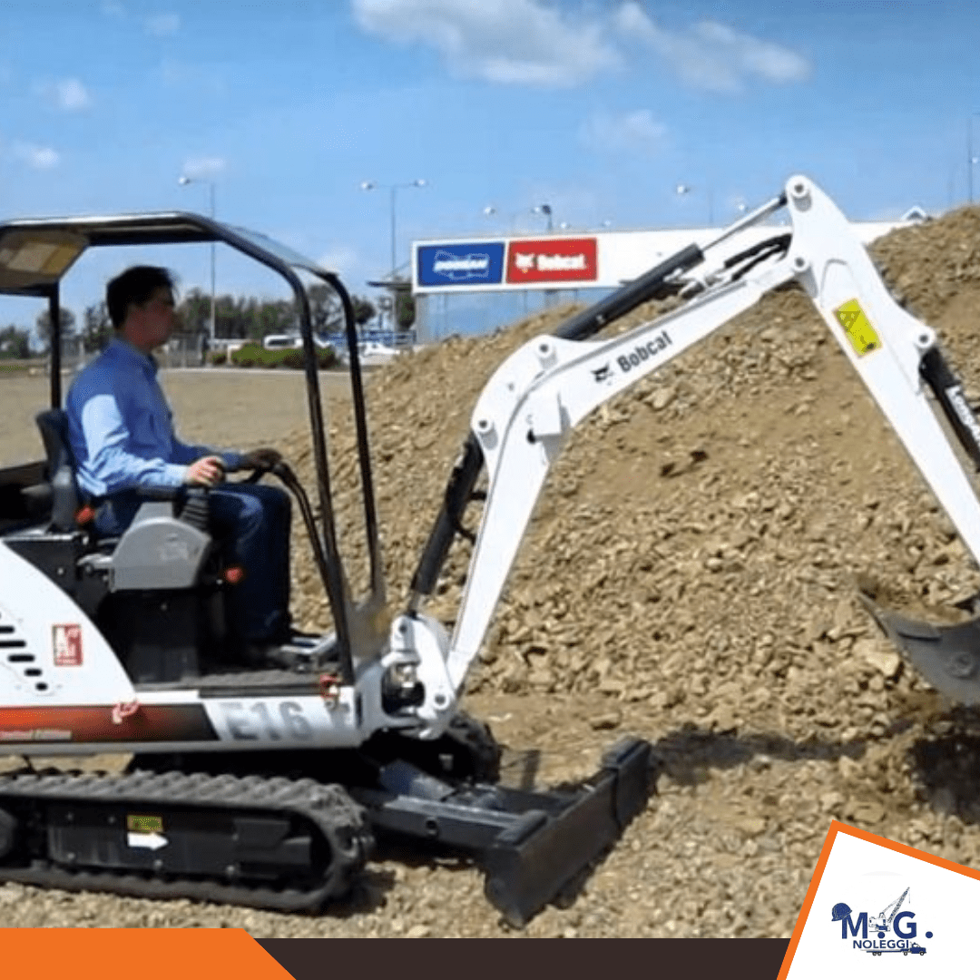 Miniescavatore Bobcat E16 + benna + martello demolitore + decespugliatore -mg-noleggio-mezzi-pesanti-e movimento terra 11 (3) Miniescavatore Bobcat E16 + benna + martello demolitore + decespugliatore -mg-noleggio-mezzi-pesanti-e movimento terra 11 (3)