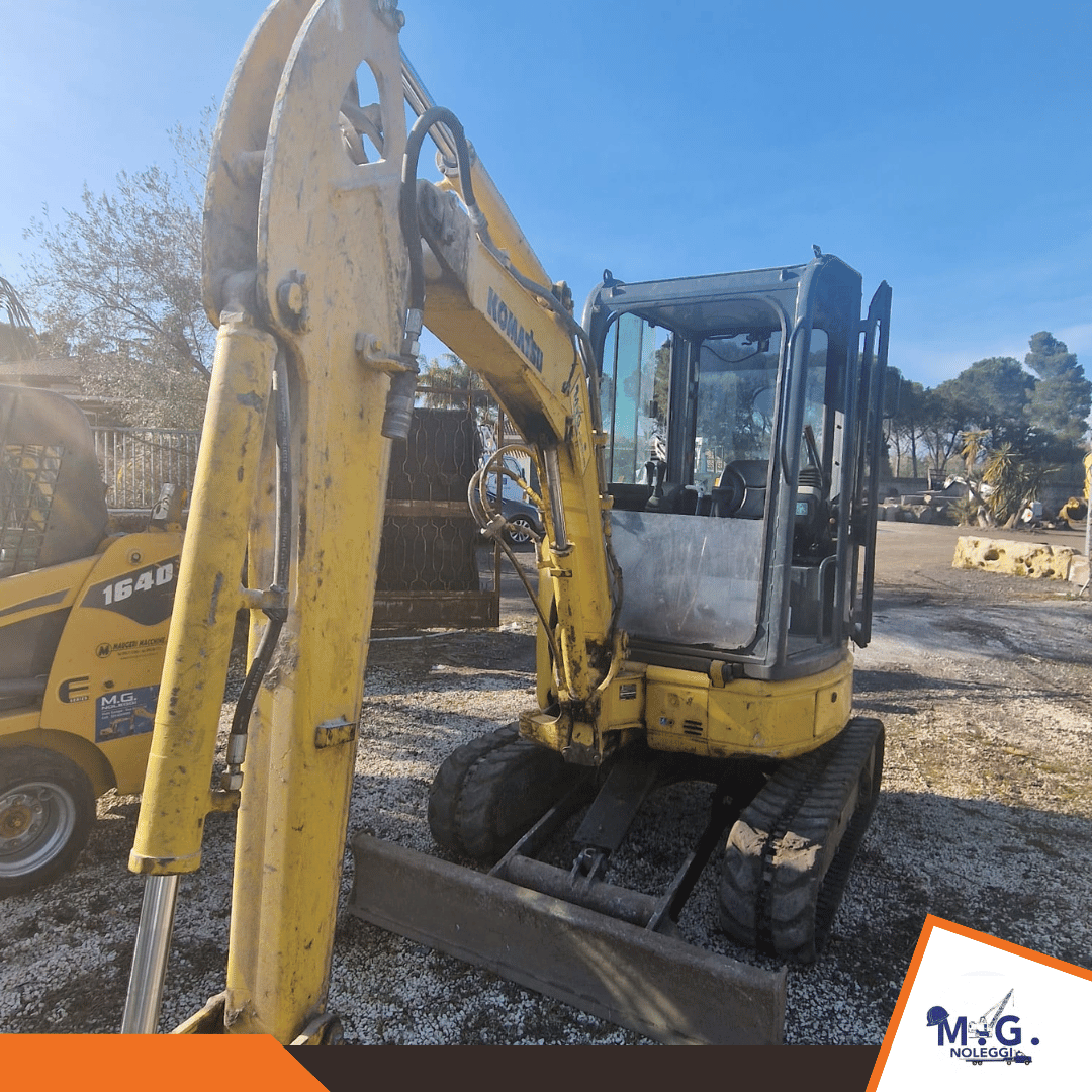 KOMATSU PC26 (3) noleggio catania - KOMATSU PC26 (2)