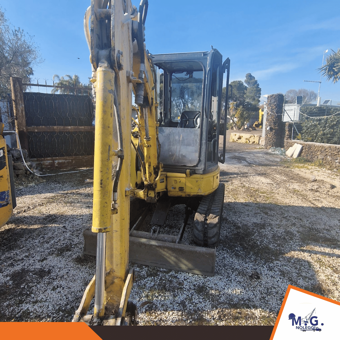 KOMATSU PC26 (4) noleggio catania - KOMATSU PC26 (2)