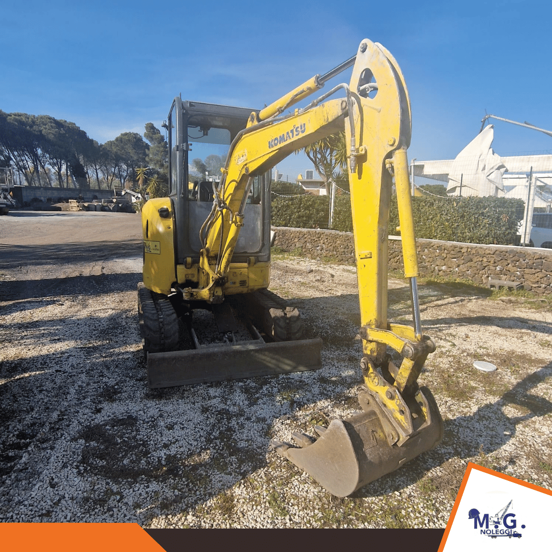 KOMATSU PC26 (6) noleggio catania - KOMATSU PC26 (2)
