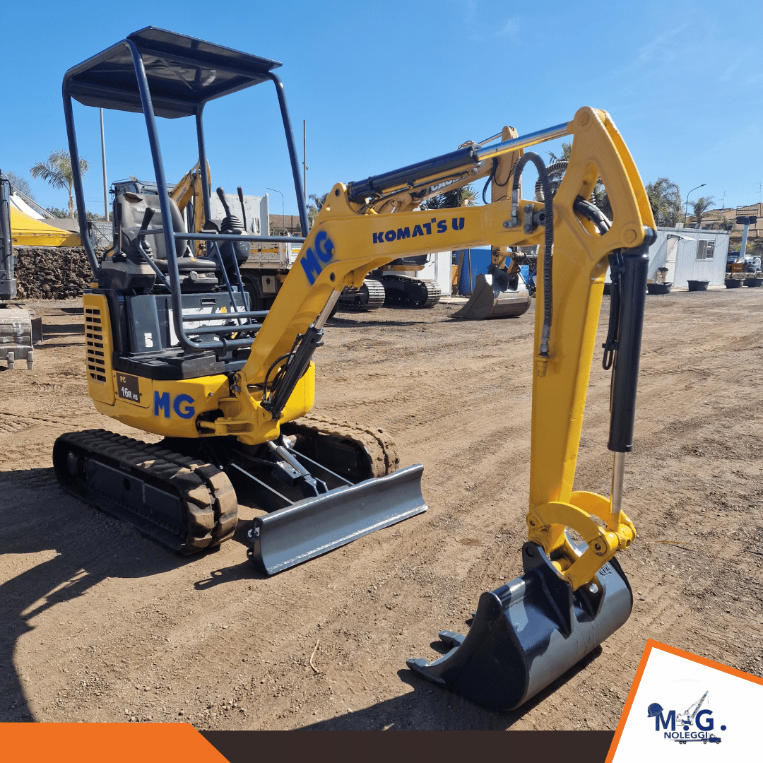 miniescavatore KOMATSU PC16 (2) miniescavatore KOMATSU PC16 (2)